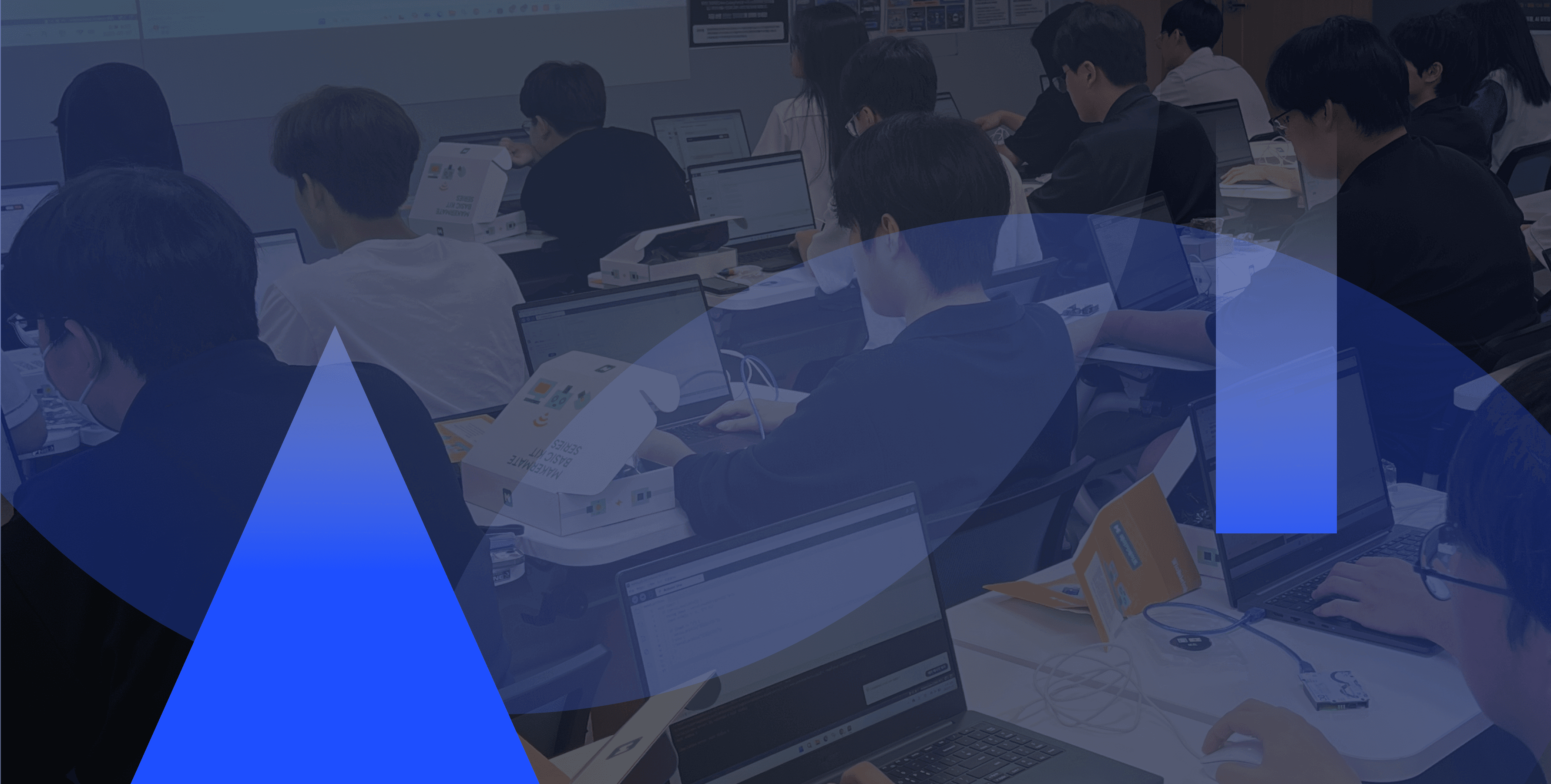 발표가 진행 중인 강의실 전경. 스크린에는 웹 화면이 보이고, 오른쪽 창문에는 KEEP GOING 문구가 적혀 있다.